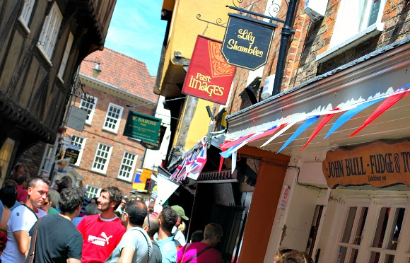 York shambles angle (www.free-city-guides.com)