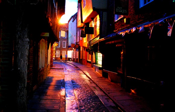 York shambles at night (www.free-city-guides.com)