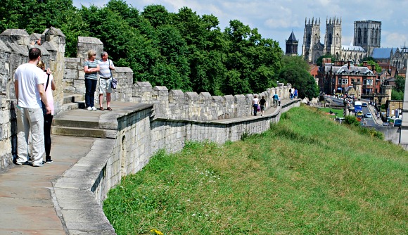 York walls with minster (www.free-city-guides.com)