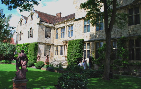 York Treasurers House Exterior side (www.free-city-guides.com)