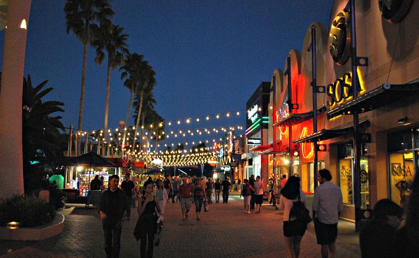 Orlando Disney Springs walkway (www.free-city-guides.com)