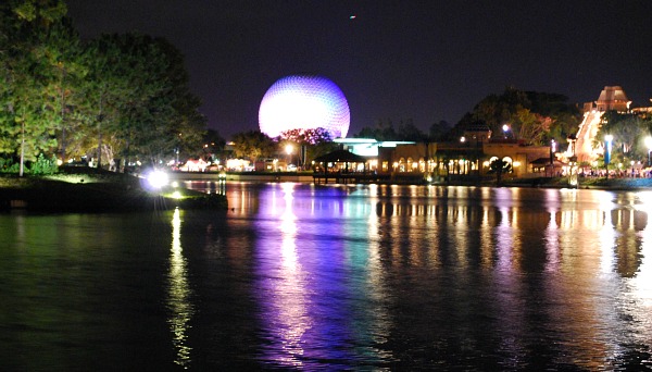 Orlando Epcot Lake (www.free-city-guides.com)