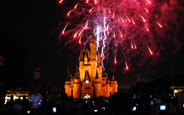 Orlando Magic Kingdom Fireworks (www.free-city-guides.com)