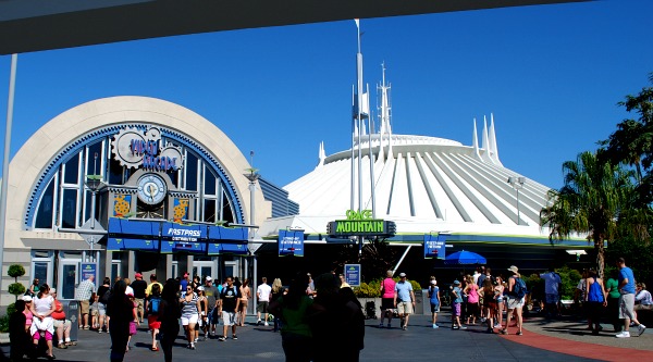 Orlando Magic Kingdom Space Mountain (www.free-city-guides.com)