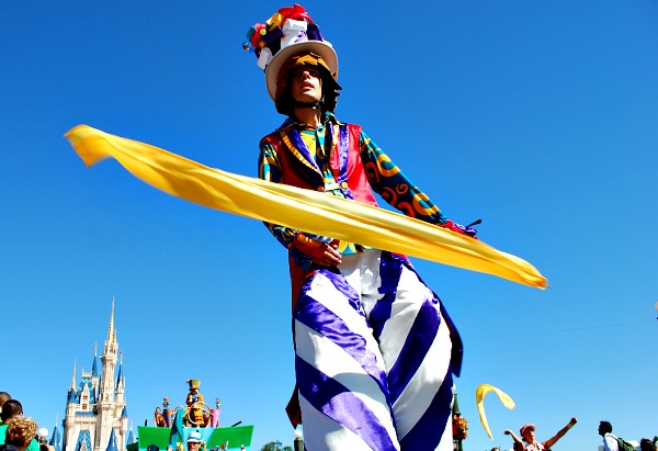 Orlando Magic Kingdom Stilt Walker (www.free-city-guides.com)