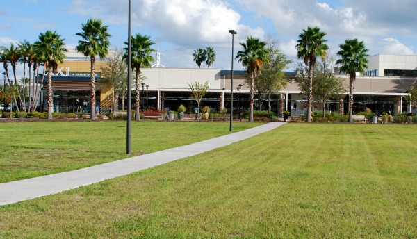 Orlando Florida Mall with grass (www.free-city-guides.com)