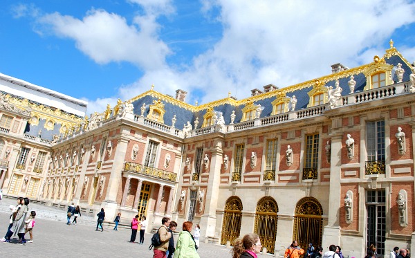 Paris Versailles Courtyard (www.free-city-guides.com)