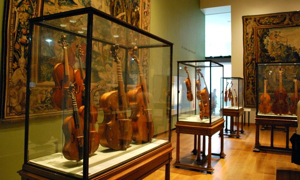 Oxford Ashmolean musical instruments (www.free-city-guides.com)