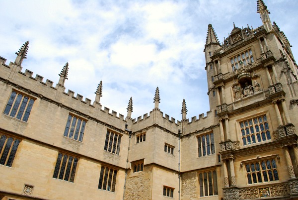 Oxford Bodleian Library Courtyard (www.free-city-guides.com)