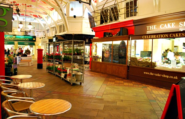 Oxford Covered Market walkway with Postbox (www.free-city-guides.com)