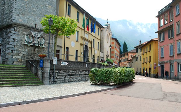 Como Varenna main street