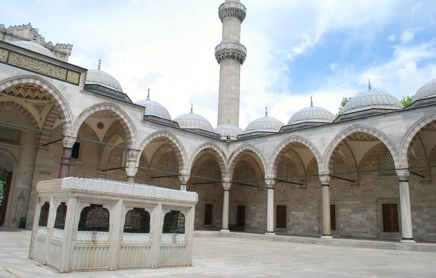 Istanbul Süleymaniye Mosque courtyard