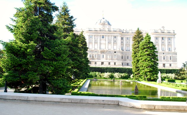 Madrid Jardin de Sabatini Pool